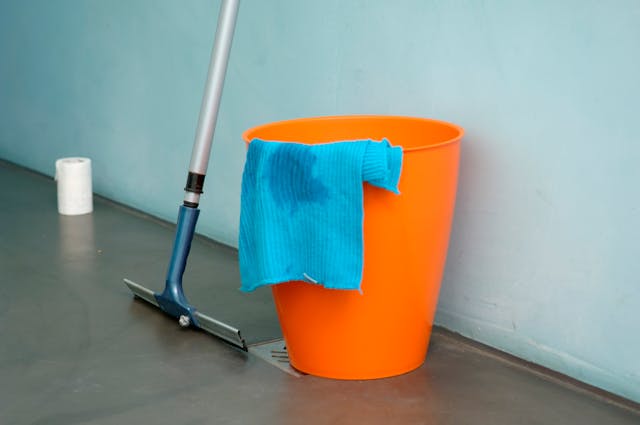Pelajari mengapa sanitasi pabrik sangat kritis untuk keamanan produk, kepatuhan regulasi, dan kepercayaan konsumen. Temukan praktik terbaik dari Rotte Factory sebagai contoh penerapan sanitasi industri makanan yang sukses di Indonesia.
