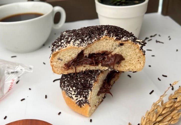 Roti Coklat Spesial Rotte Factory adalah pilihan sarapan praktis, lezat, dan tahan 4-5 hari tanpa pembekuan. Cek ulasan lengkapnya di sini.